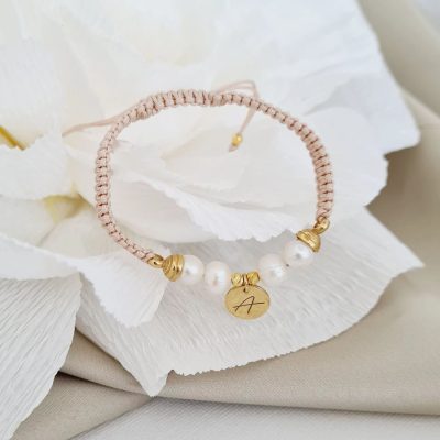 Bratara cu Perle - Initiala delicata - Model 4 perle, 2 bilute si charm banut - Argint 925 placat cu Aur Galben 18K - Snur impletit si reglabil