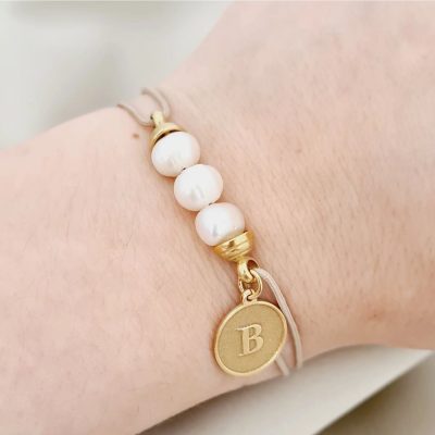 Bratara cu Perle - Initiala in profunzime - Model 3 perle si charm banut cu gravura inversa - Argint 925 placat cu Aur Galben 18K - Snur reglabil